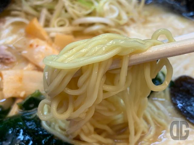 今回は味噌を注文。細麺がスープと絡んでいい感じなんですよね