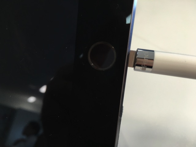 iPad Pro で Apple Pencil を充電