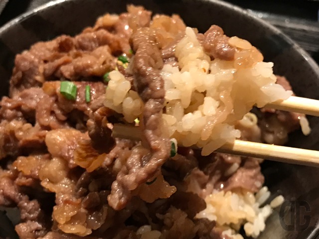 神楽坂 焼肉家 KAZU でボリュームタップリの肉丼をいただく!タレの旨味と肉の柔らかさがヤバい♪