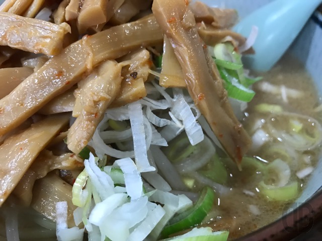 飯田橋 えぞ松 本店 でサッポロラーメン(味噌)と半チャーハンのセットをいただく