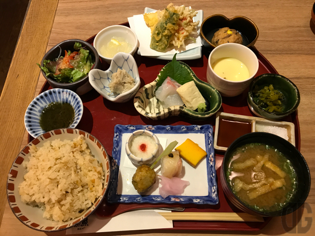 神楽坂の「うを匠 鱻」(SEN)の十菜膳をいただく。見る楽しみ、食べる楽しみ