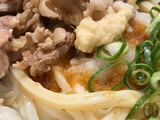 おにやんま新橋店でサクッと、とりちくわ(温)、肉おろししょうゆ(冷)をいただく