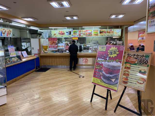 ドムドムカウンターの写真。左手にはクレープ屋さんの店舗が併設