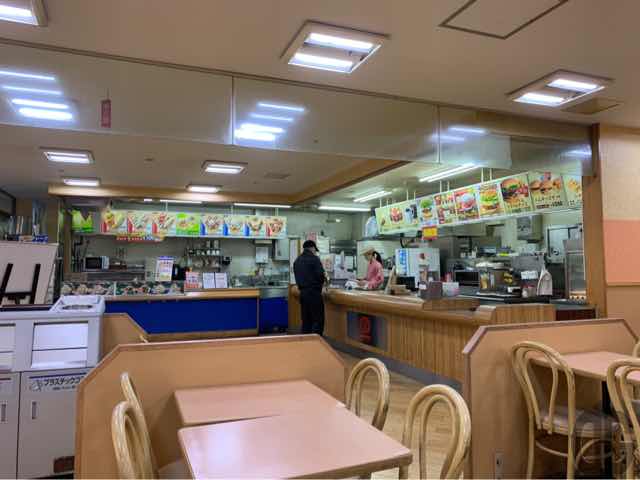 席の方から注文カウンターを眺めた写真