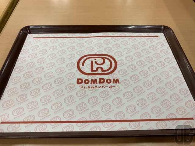 トレイにはドムドムハンバーガーのロゴマーク入り。なぜゾウなのかは不明