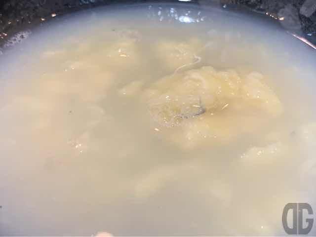 ガーダスープには小麦粉からのトロみがついています