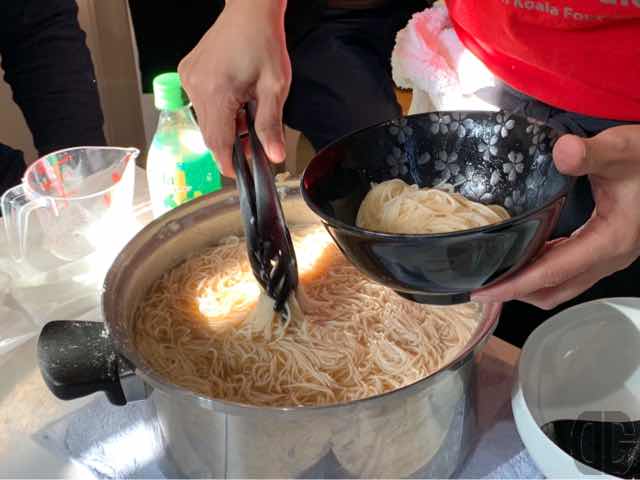 台湾麺線風の麺を盛り付けてもらいます
