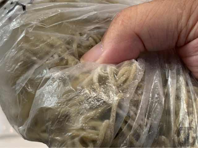 25%牡蠣麺の食感を確認
