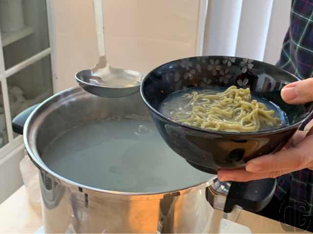 海水と牡蠣のスープを注ぎ入れます