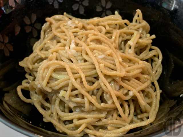 全粒粉の25%牡蠣麺。実際にはもっと黒く見えます。
