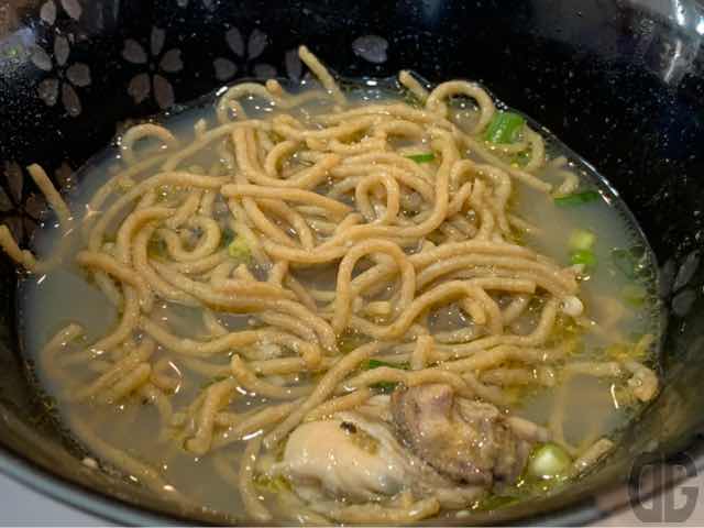 全粒粉の牡蠣麺に海水と牡蠣のスープが加わった牡蠣らーめん