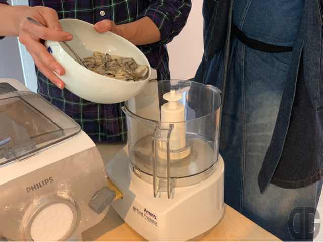 ミキサーに牡蠣を投入