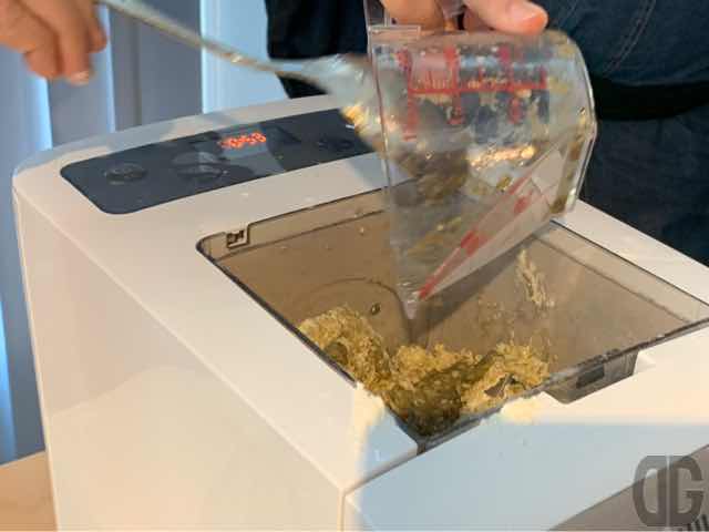 牡蠣ペーストを小麦粉と同分量投入