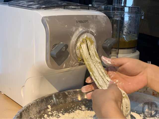 打ち粉を打ったものの細麺1本1本にならない