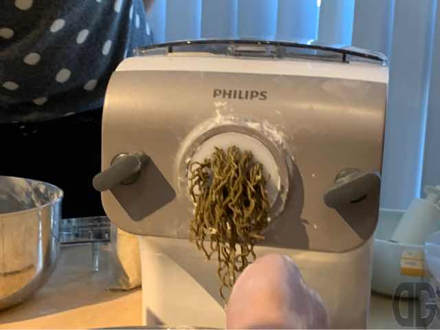 ニュルニュルと麺が出てきました