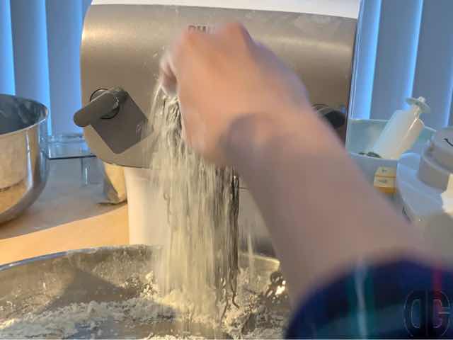 適当な長さで切断し粉を払います