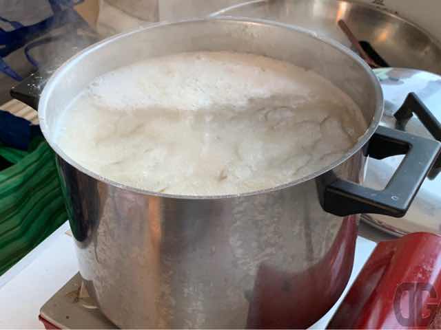 麺を茹でます。