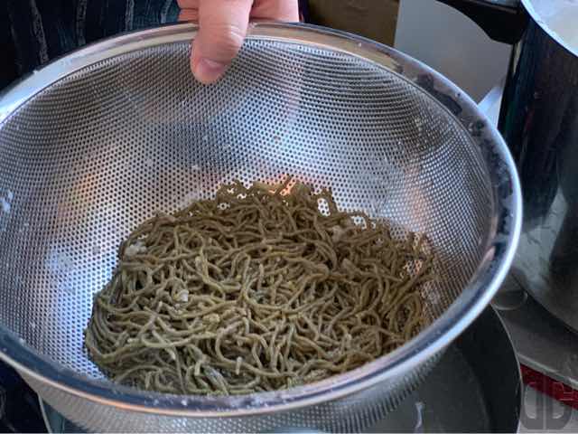 湯を切り水で締めます