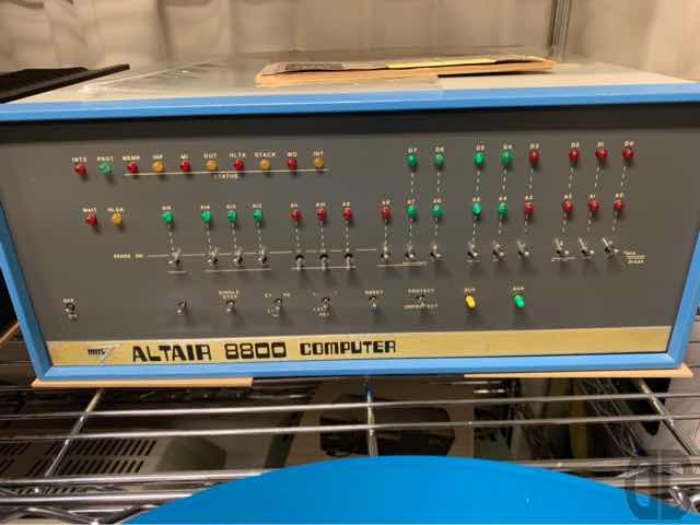 マイコンのキッカケとなったのが伝説のALTAIR 8800。Intel 8080を搭載した個人向けの組み立て式（キット）コンピュータが1975年に500ドル塾で発売！