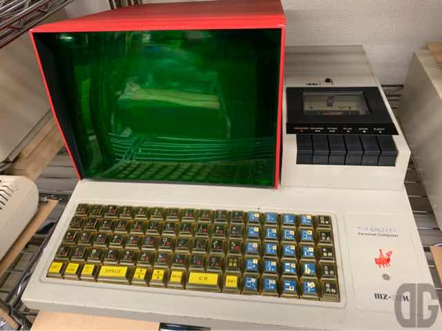 本格的なMZシリーズの元祖。SHARP MZ-80K。本体、キーボード、モニタ、カセットテープが一体型となった機種。OSがROM化されていないクリーンコンピュータがウリでした。