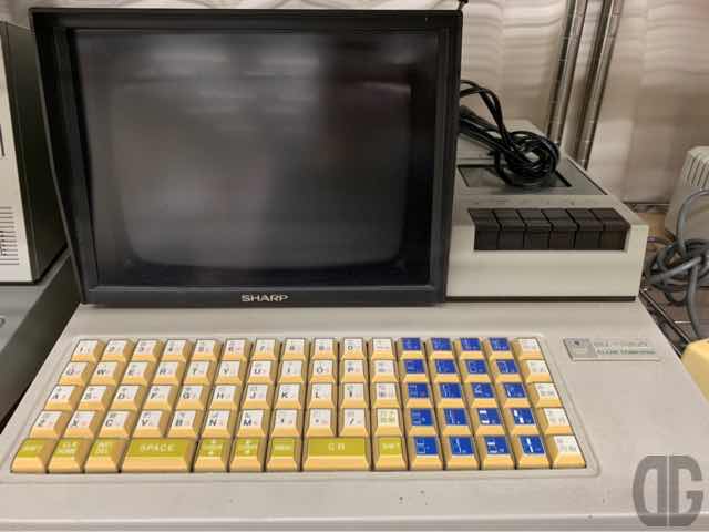 MZ-80K2E。MZ-80シリーズ10万台突破記念の廉価版。田の字のキーボード配列が特徴的ですね。