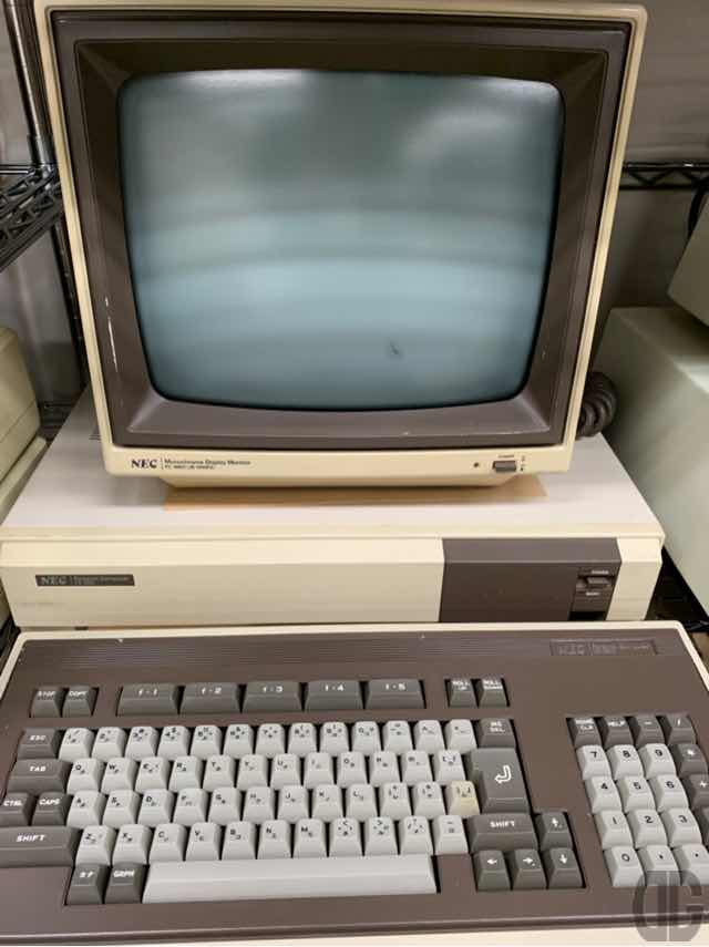 NEC PC-8801。グラフィック解像度をPC-8001の160x100から漢字表示可能な640x200と飛躍的に向上させた機種。私はこの後のPC-8801mkIIを中2で勝ってもらい家の経理プログラムを作って、以後何機種か変えながら20年以上使ってました。