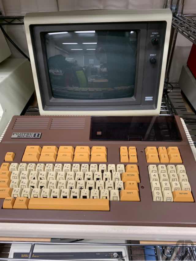 富士通FM-8。PC-8801に対抗して発売された機種。MPUとして6809を計算用とグラフィック用で2つ搭載。タモリが広告に出てたのが印象的。以後ホビー向けにFM-7、77などが発売されましたね。