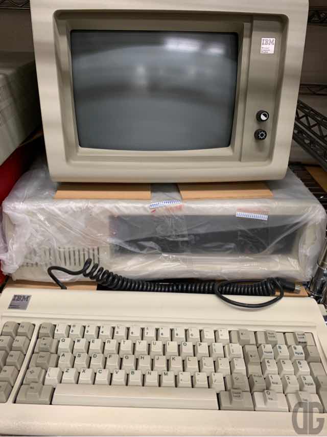 IBM PC-XT。元祖IBM PC。このIBM PCをキッカケに16ビットCPU、汎用パーツ、OSとしてPC-DOS（MS-DOS）が使用され、PC/ATの互換機ブームを生み出す礎となりました。