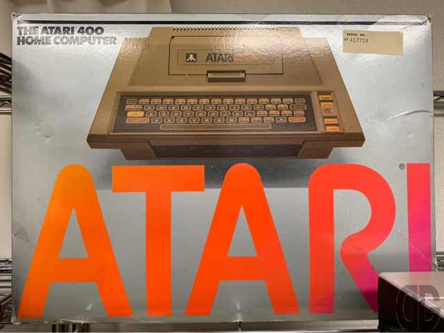 ATARI 400。ATARIのマイコン。メモリは8KBだったようです。