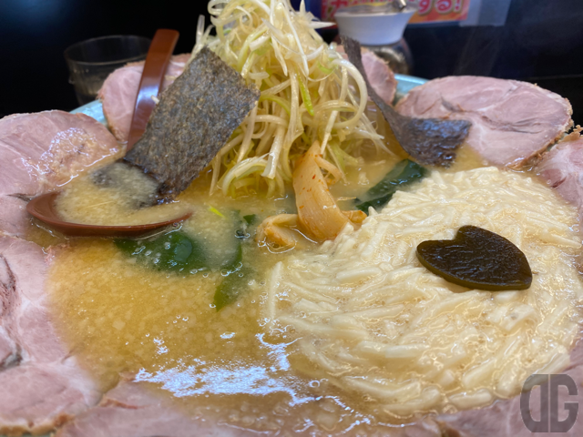 ねぎ、とろろ、チャーシュー揃い踏みの圧倒的ボリューム