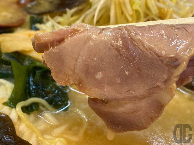 薄切りチャーシューは具材・麺と一緒に食べるのに適してます