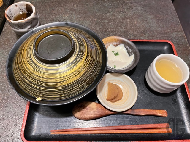 結局単品の究極親子丼（並）を注文。税込み1,100円。鶏スープ、秋田美人豆富、いぶりかっこが付いてきます