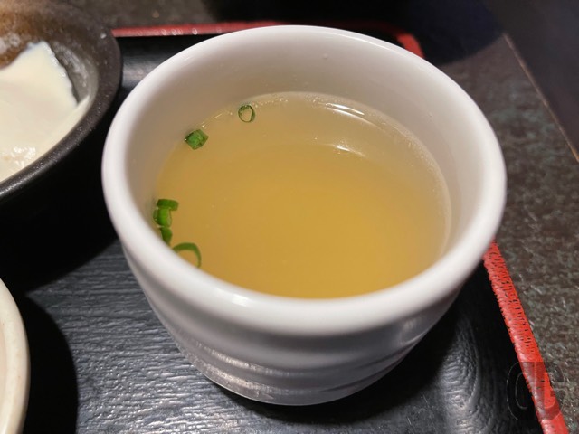 画像の順番アレだけど、まずは鶏スープでのどを潤すのが定番