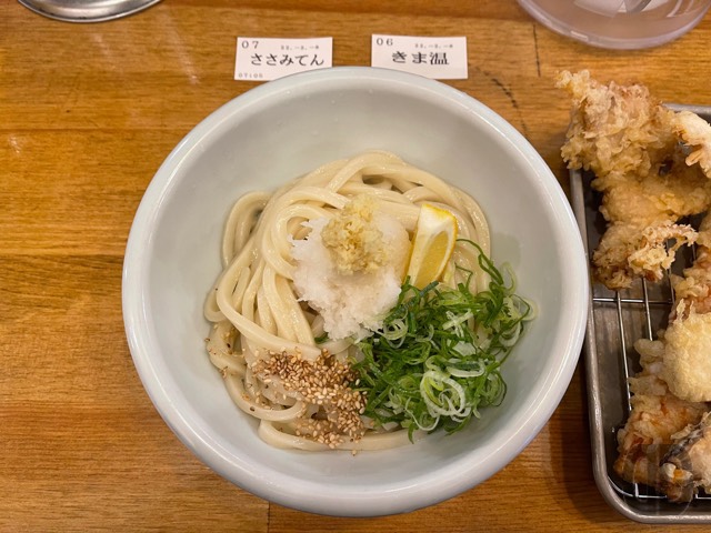 うどんは大三島レモンを添えた、おろししょうゆうどん（温）。温かいうどんばかり食べるようになりました