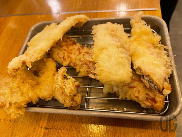 天ぷら類。右上の白い2つが寒ボラ天。ちくわ天がきまぐれ、鶏天がモーニングサービスかしら？左上のささみ天は別途注文したものです