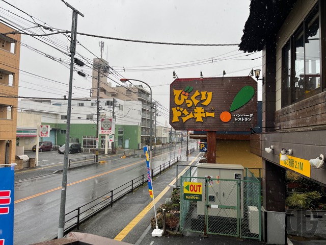 びっくりドンキー光が丘店。少し雪交じりに