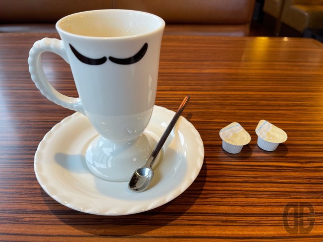 ホットコーヒーにミルク2つ。砂糖は入れない