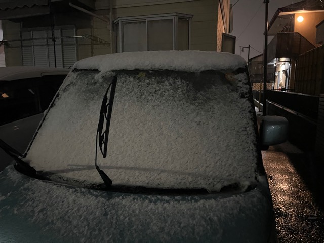 アパートの駐車場に停まっているクルマは雪化粧姿に