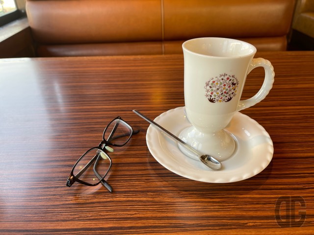 おかわり無料のホットコーヒーは外せない。が、カフェイン摂り過ぎ感もあり