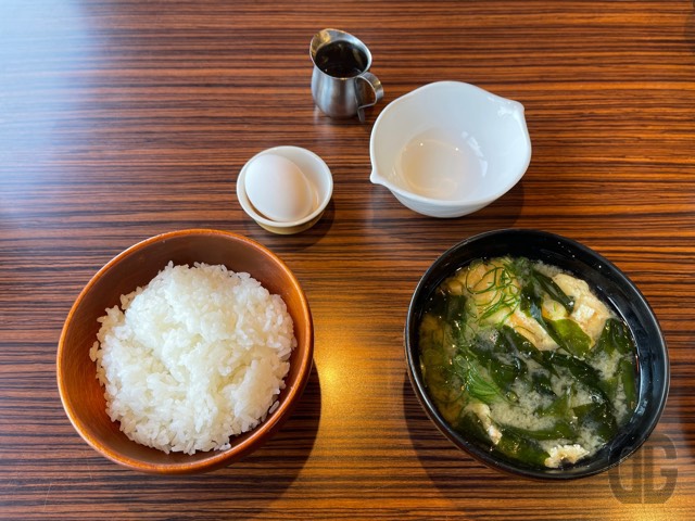 ご飯・味噌汁・生卵・ハーンバーグソース。シンプル・イズ・ベスト