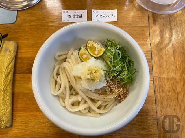 うどんはいつものように温かいうどん