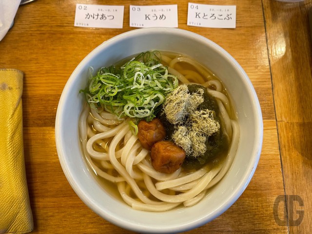 2杯目、一瞬ぶっかけにしようかと思ったけど、やっばりかけうどん（温）に