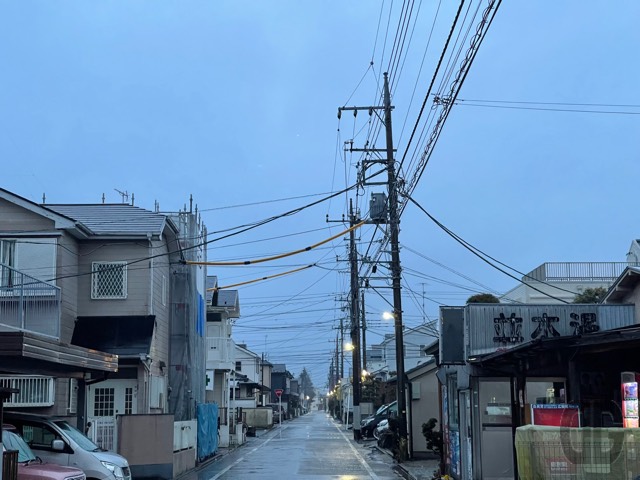 雨で暗いが小ぶりで止みそう