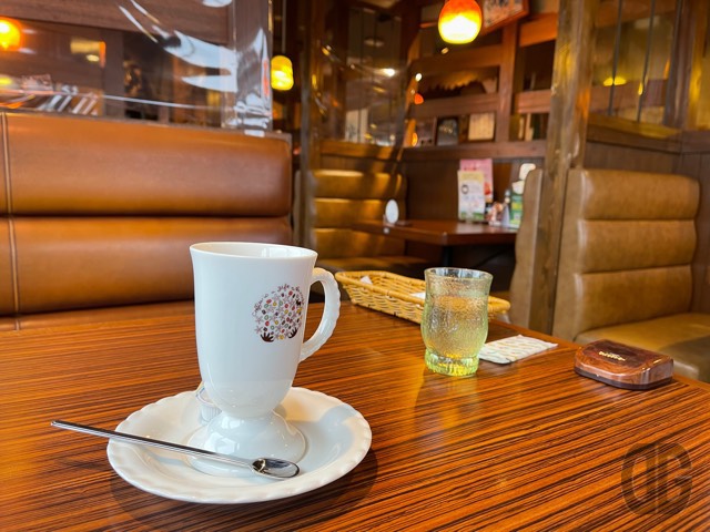 ホットコーヒーを三分割構図で
